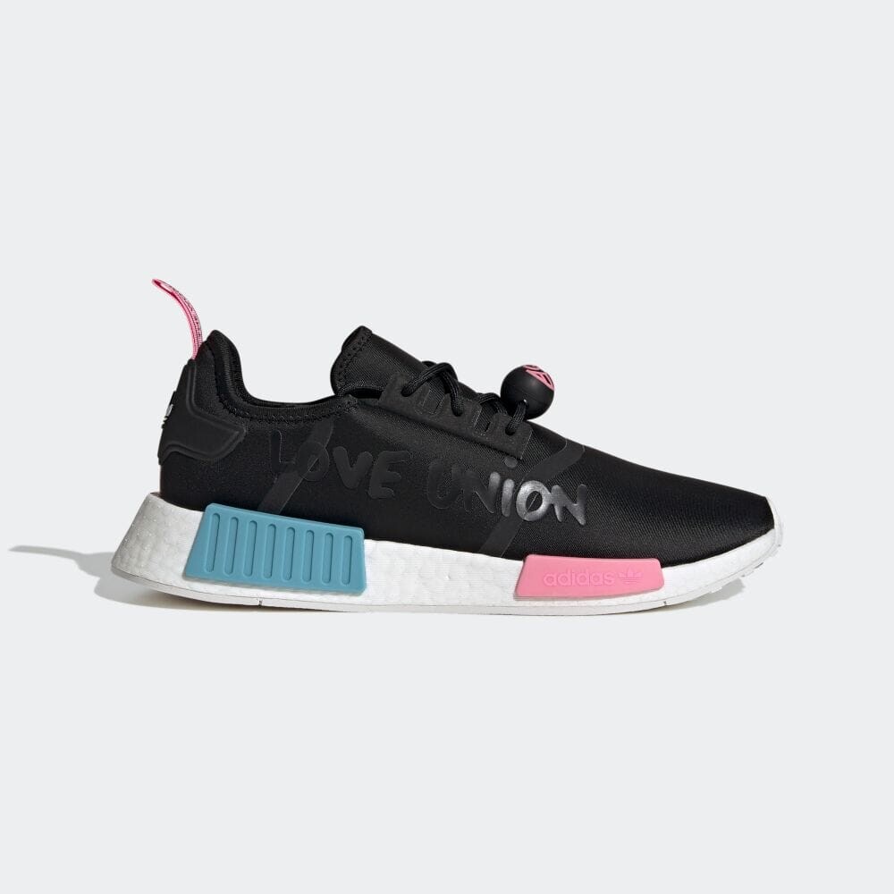 

Кроссовки Adidas NMD_R1 × ANDRE SARAIVA