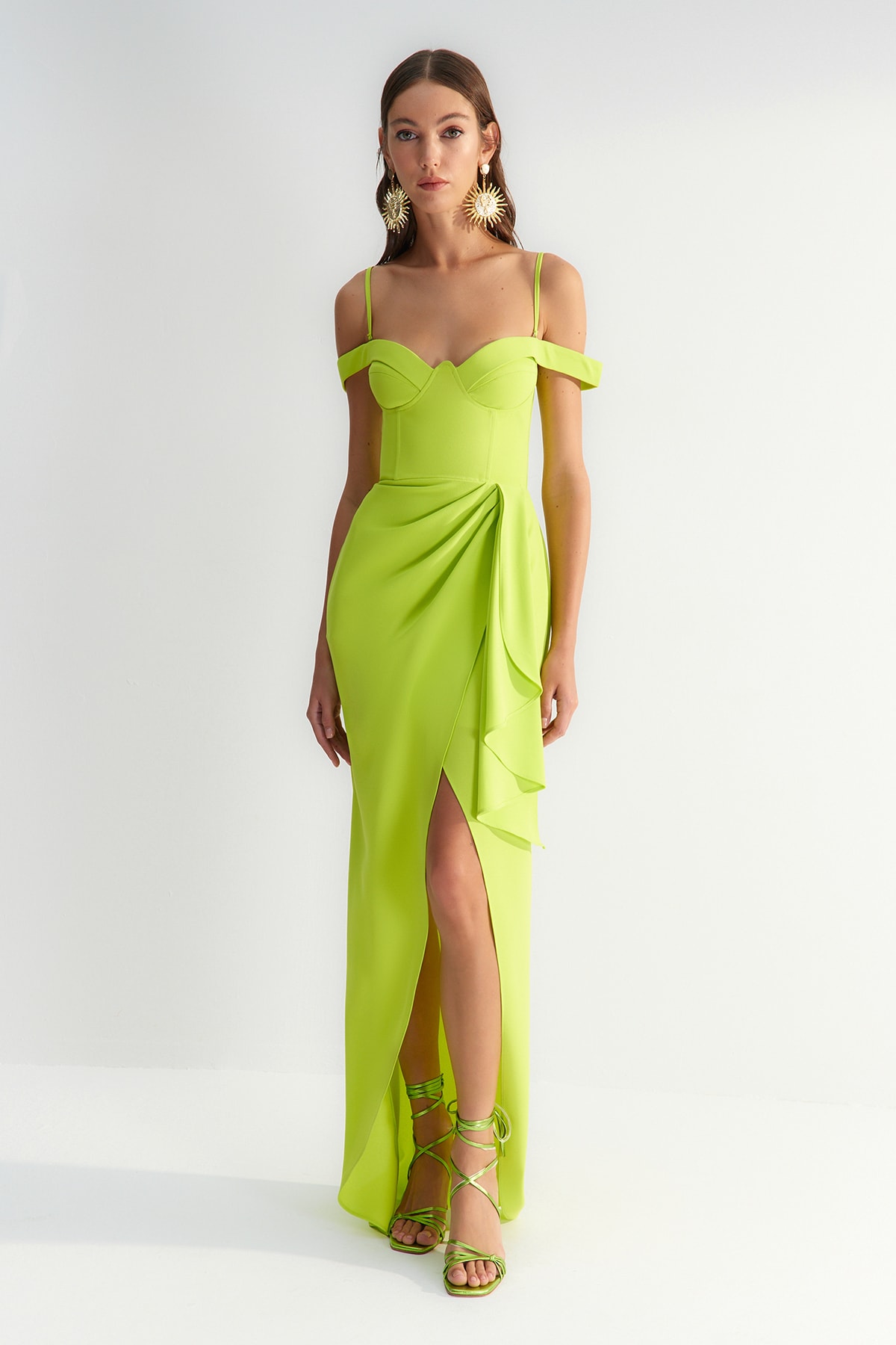 цена Платье вечернее Trendyol с воланами, светло-зеленый