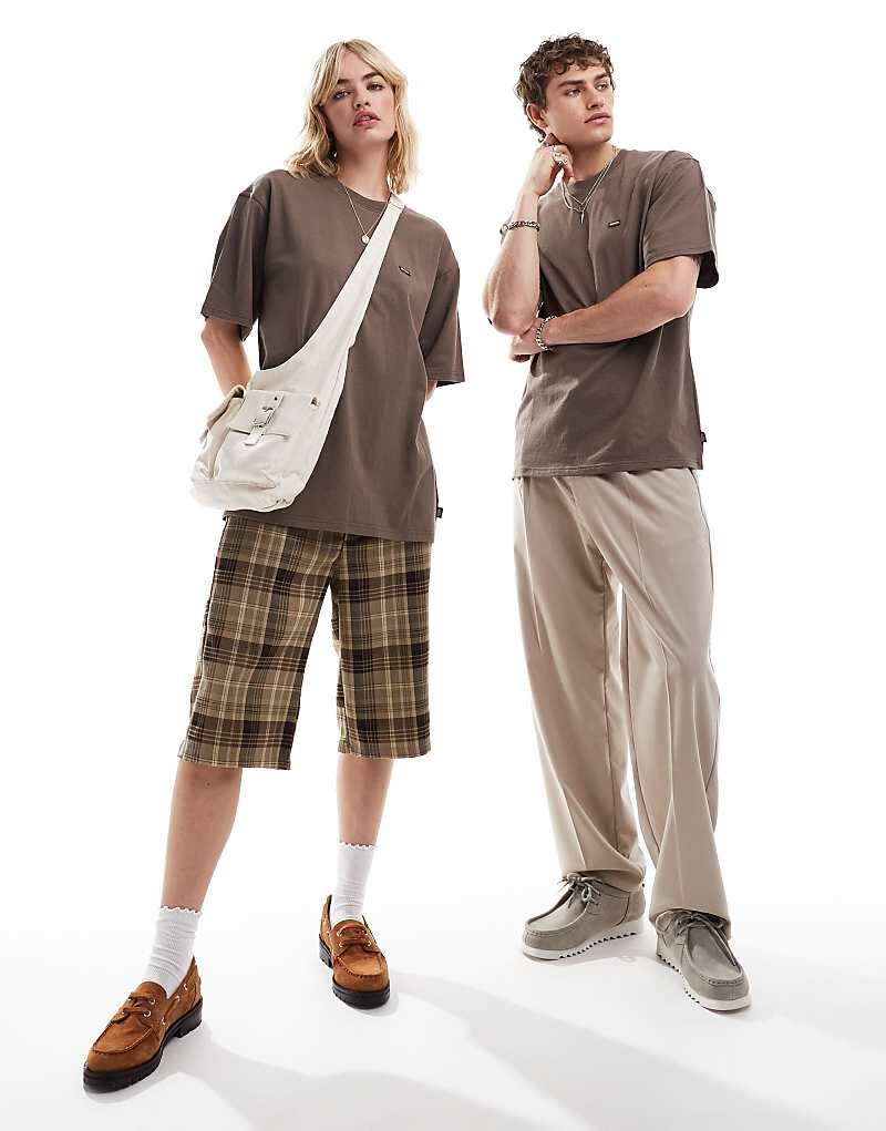 

Коричневая футболка с короткими рукавами Dickies – из плотного материала