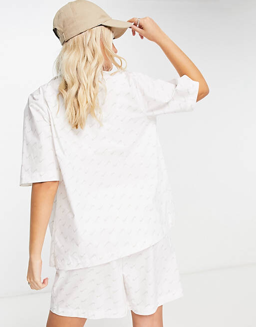 

Белая рубашка с логотипом Nike Everyday Modern AOP
