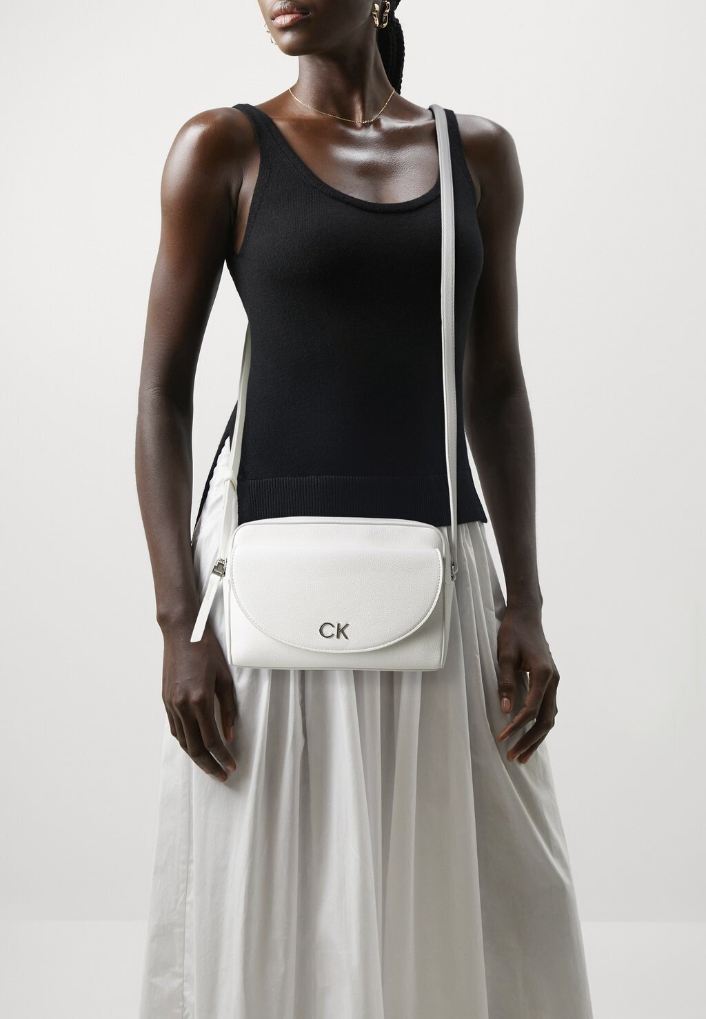 

Сумка через плечо DAILY CAMERA PEBBLE Calvin Klein, цвет bright white
