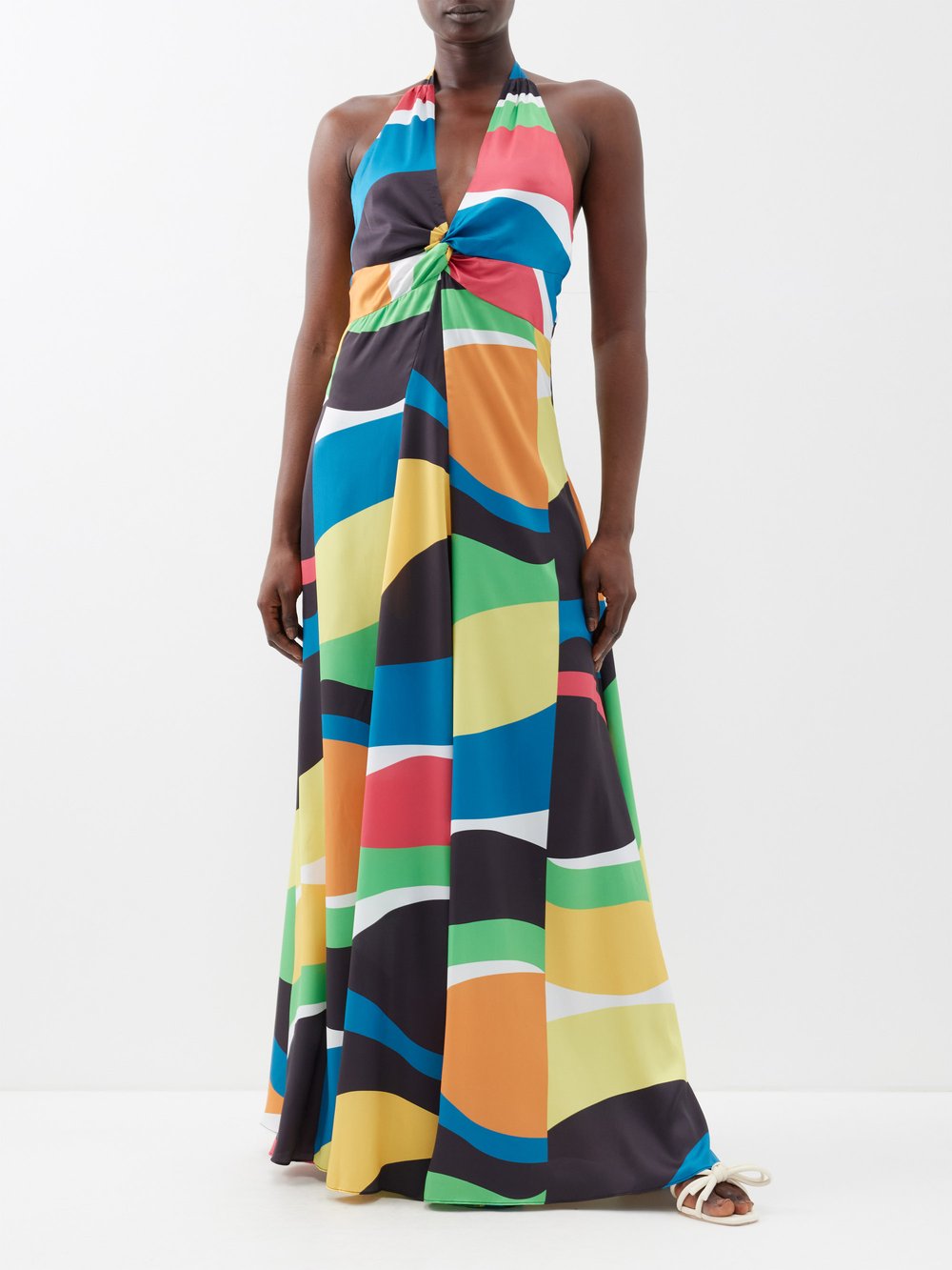 цена Атласное платье макси jennifer с геометричным принтом Staud, мультиколор