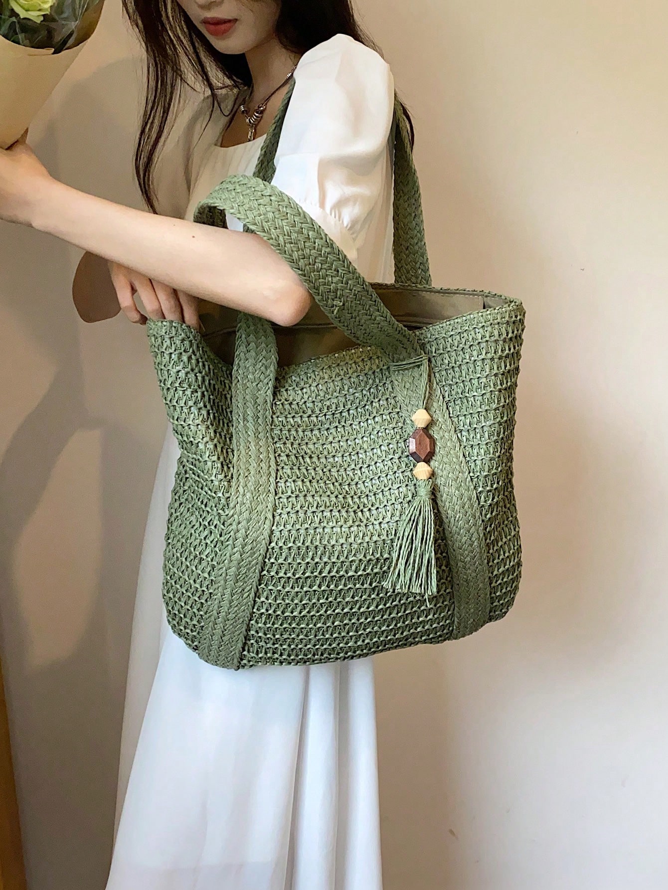 Соломенная сумка с декором кисточкой, зеленый