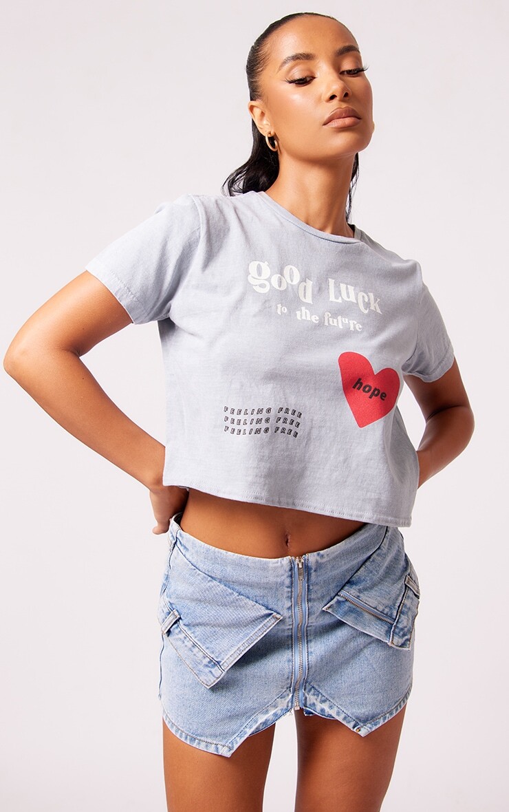 

PrettyLittleThing Бледно-серая футболка с принтом «Сердце удачи»