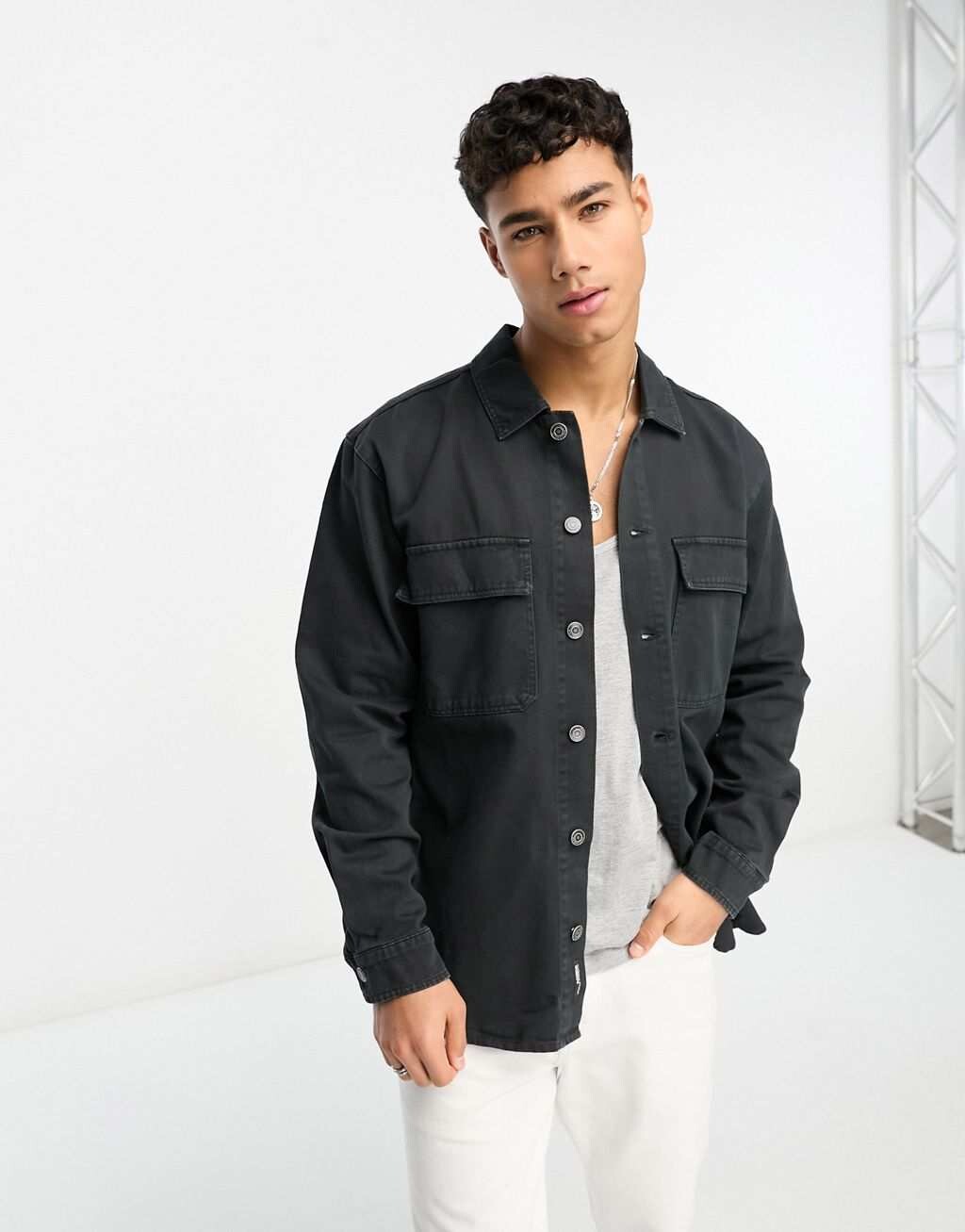 

Черная рабочая рубашка из твила Pull&Bear