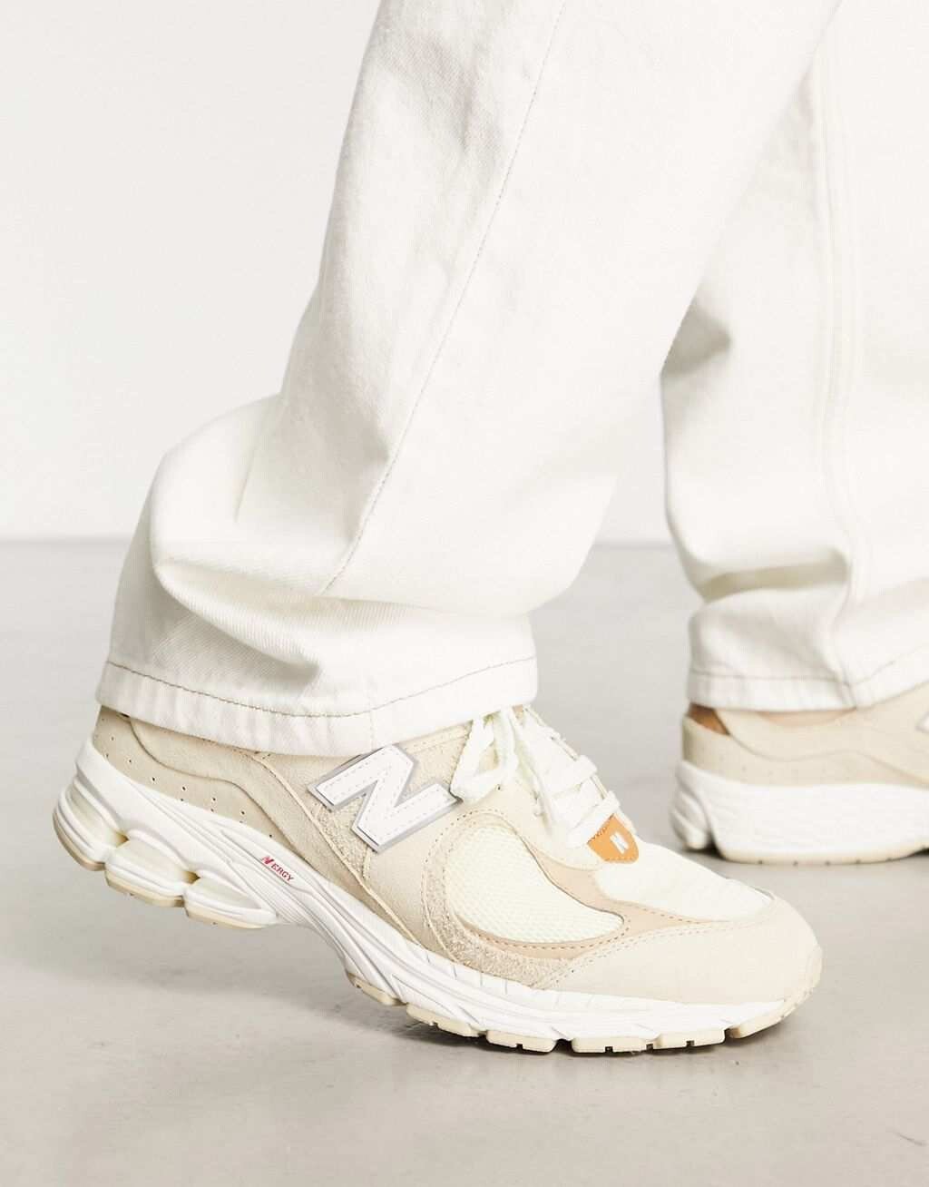 

Светло-коричневые кроссовки New Balance 2002