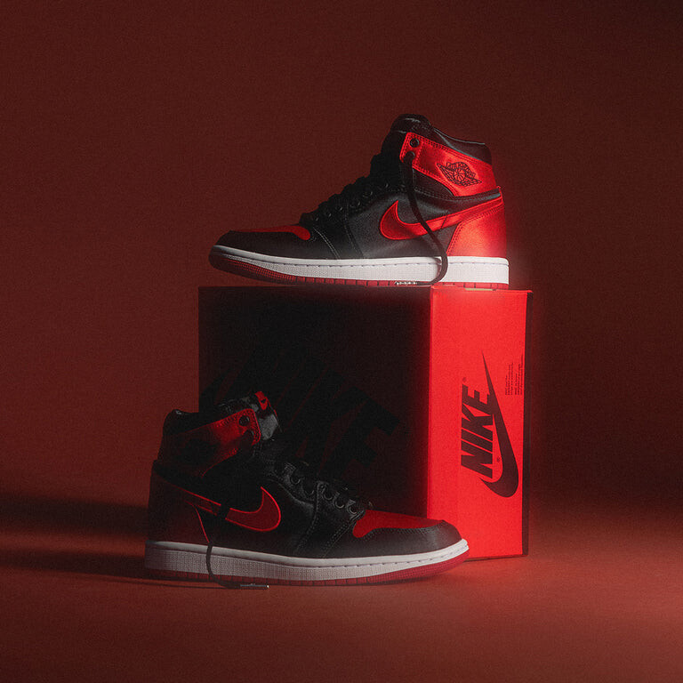 

Кроссовки Nike Wmns Air 1 Retro High Og *Satin Bred* Air Jordan, черный