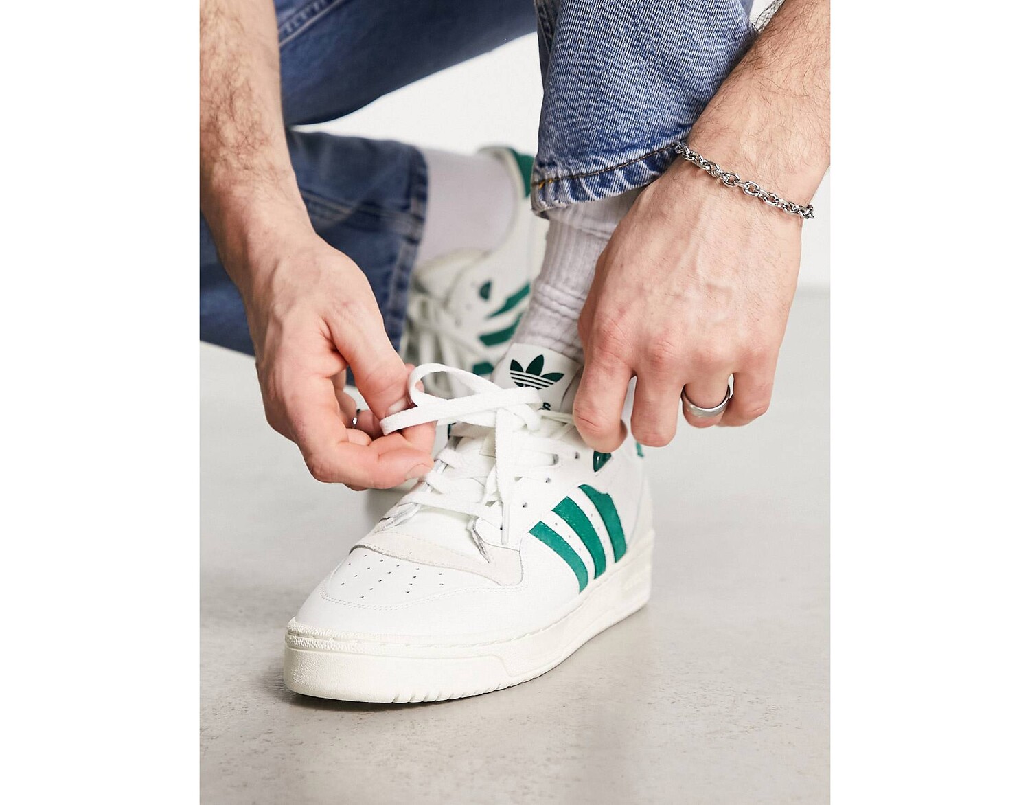 

Бело-черные низкие кеды adidas Originals Rivalry