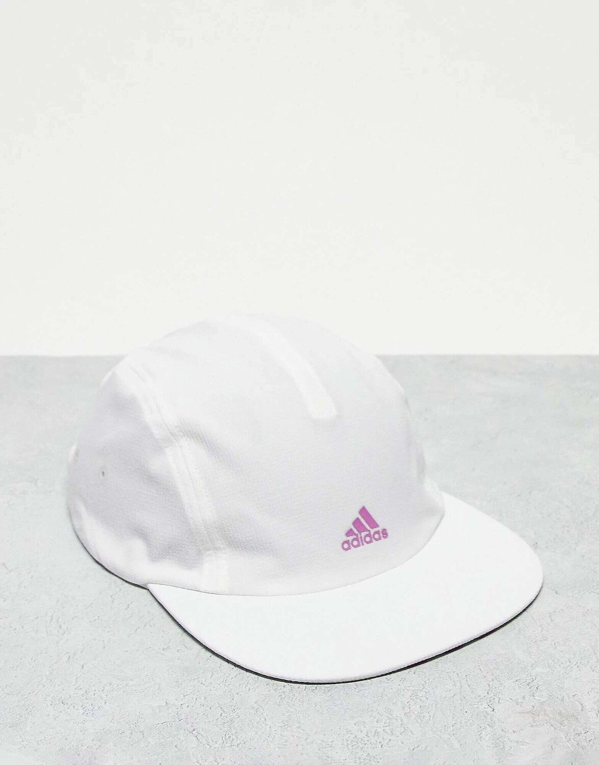 

Белая кепка с логотипом adidas Running adidas performance
