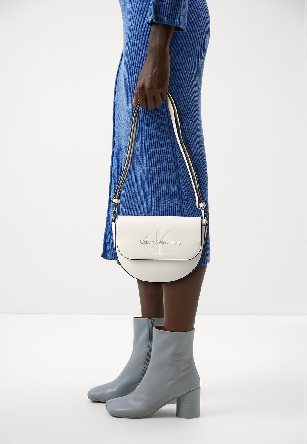 

Сумка на плечо Sculpted Saddle Bag Mono Calvin Klein Jeans, белый