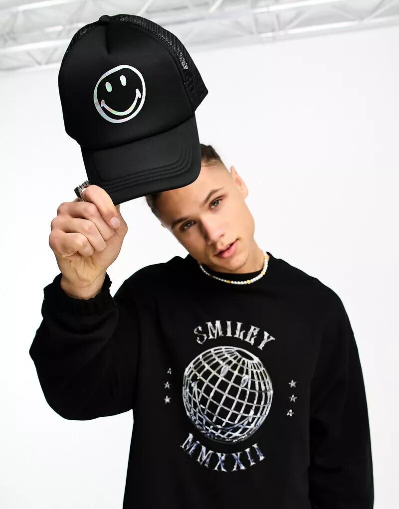 

Черная кепка дальнобойщика с металлическим логотипом ASOS Smiley Collab