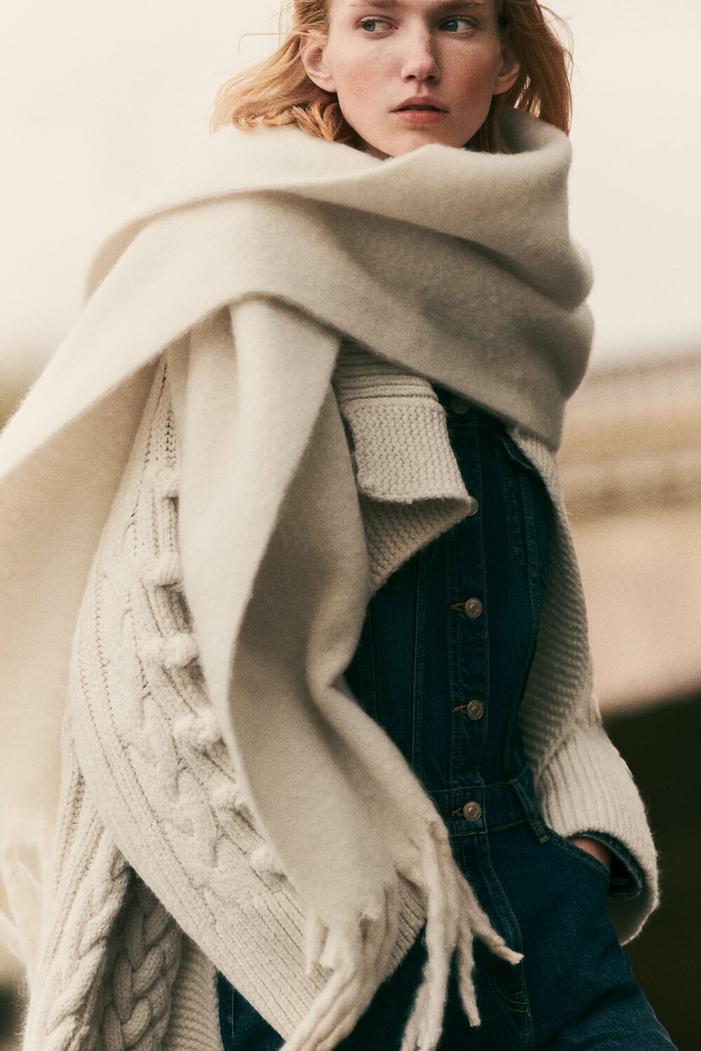 

Мягкий шарф крупной вязки с бахромой ZARA, экру