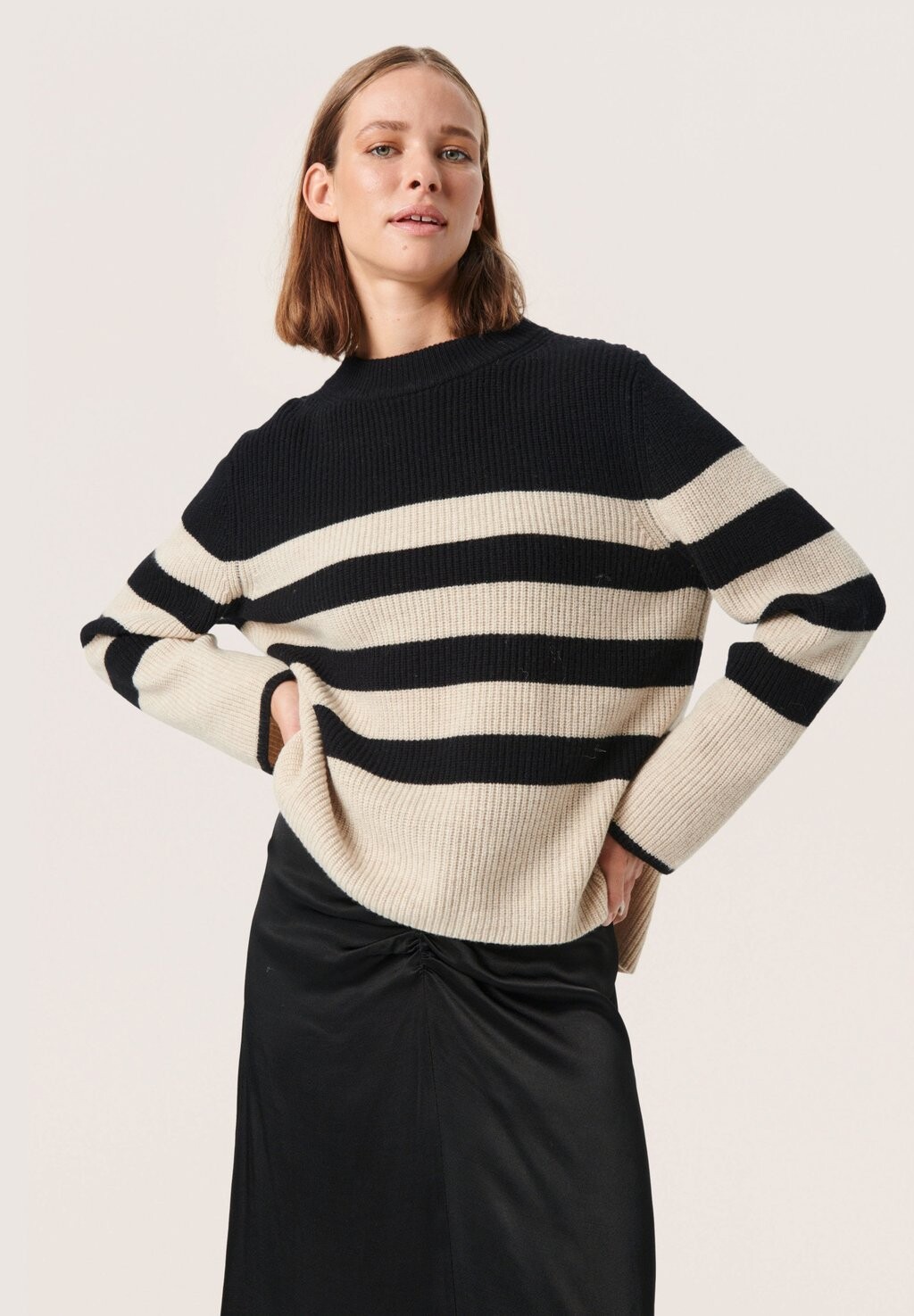 

Свитшот Soaked in Luxury SLMOLINA STRIPE CREW NECK STUDIO, черный с полоской песочного цвета