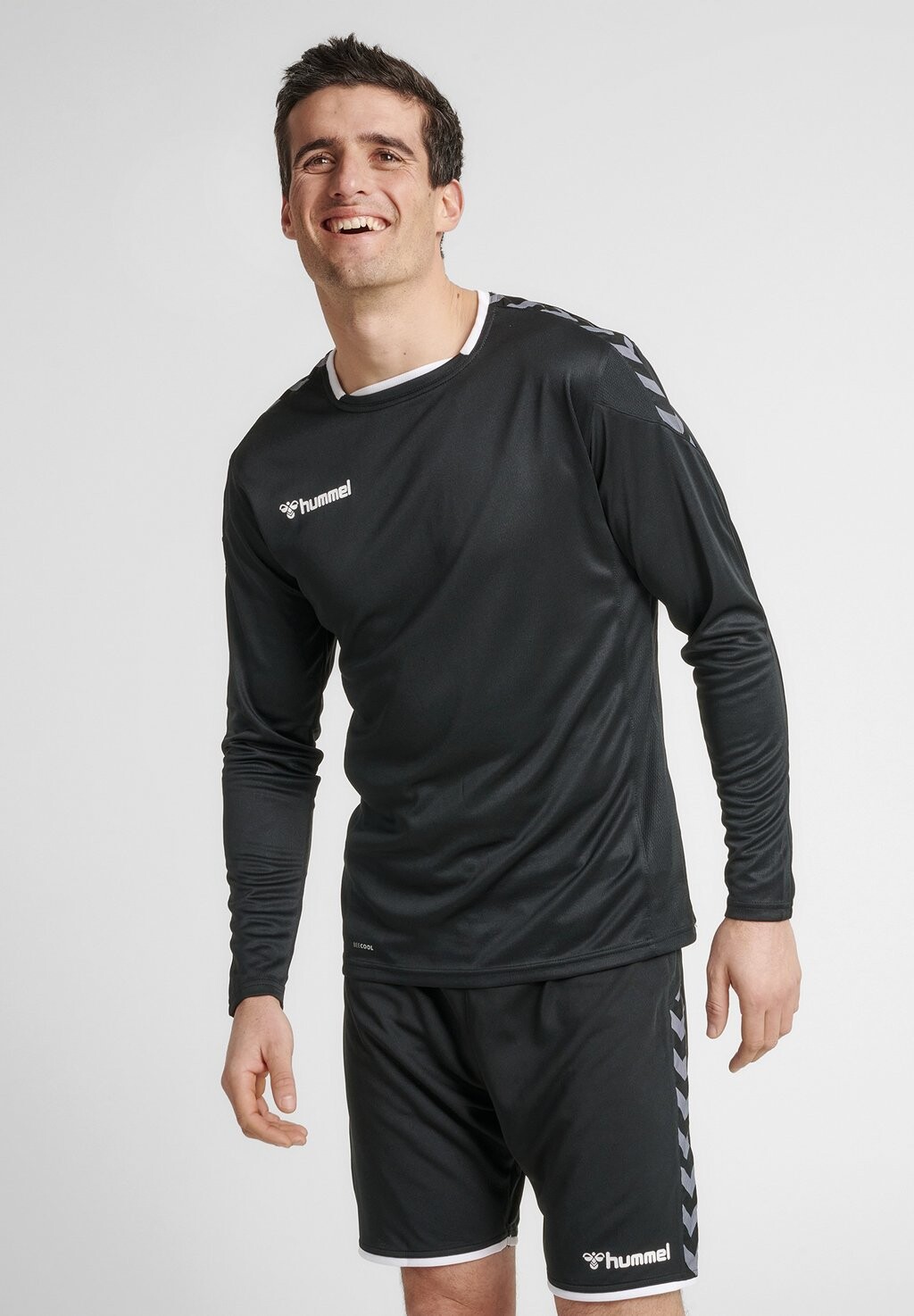 

Футболка с длинными рукавами Hummel, черный