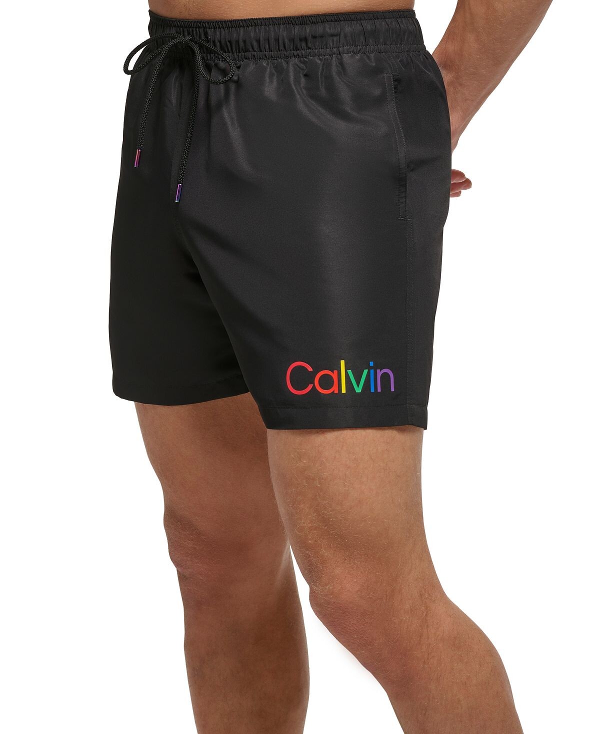 

Мужские шорты для плавания с радужным логотипом (5 дюймов) Calvin Klein