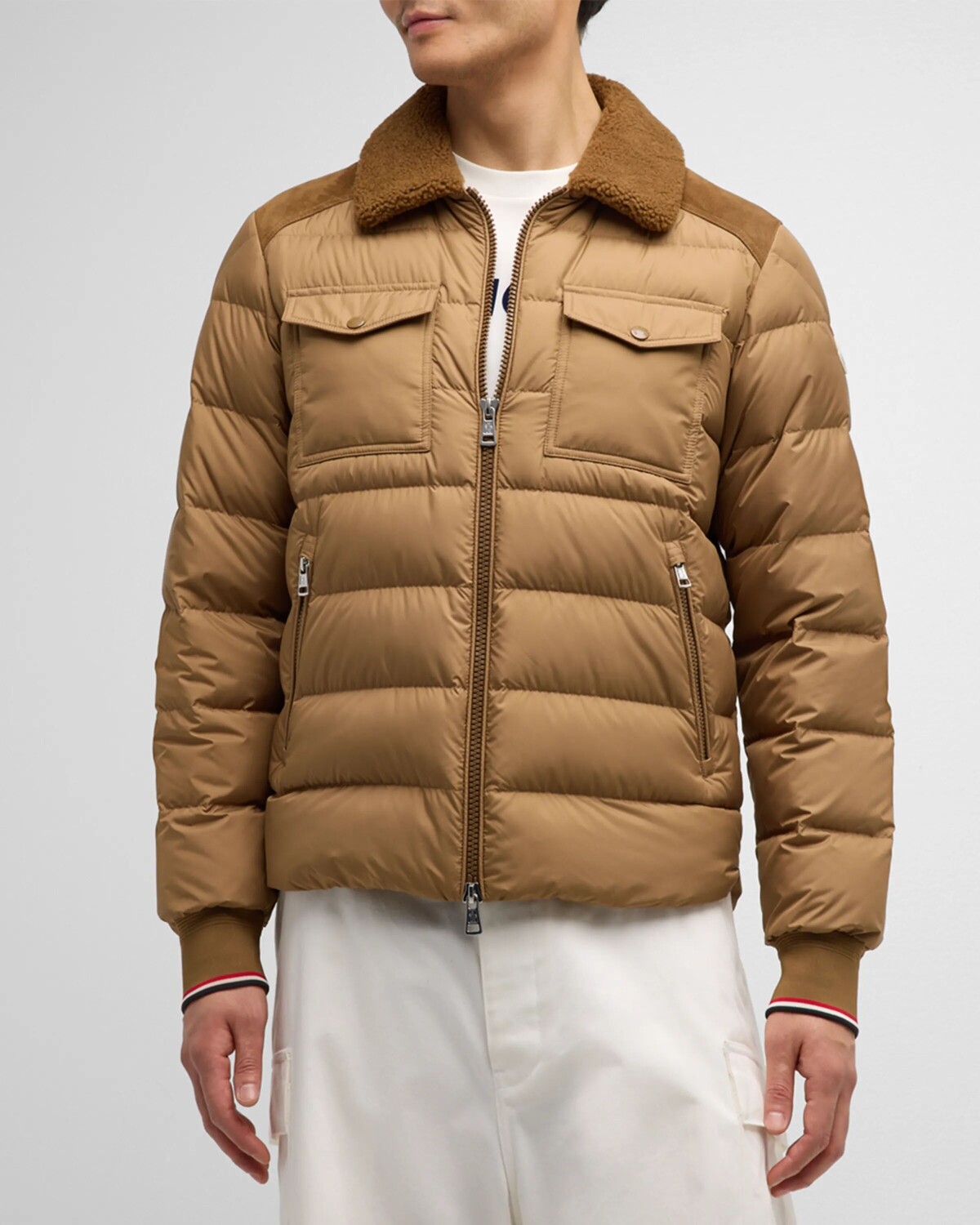 

Мужская куртка-пуховик Jafferau с замшевой кокеткой Moncler, цвет Cognac
