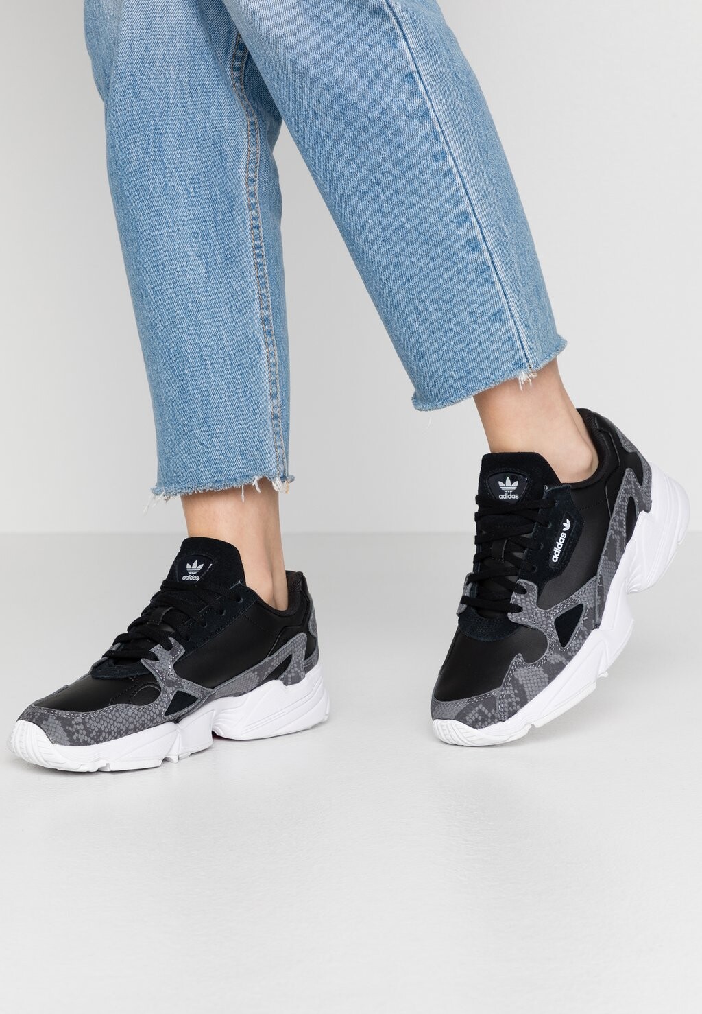 

Низкие кроссовки adidas Originals, черный