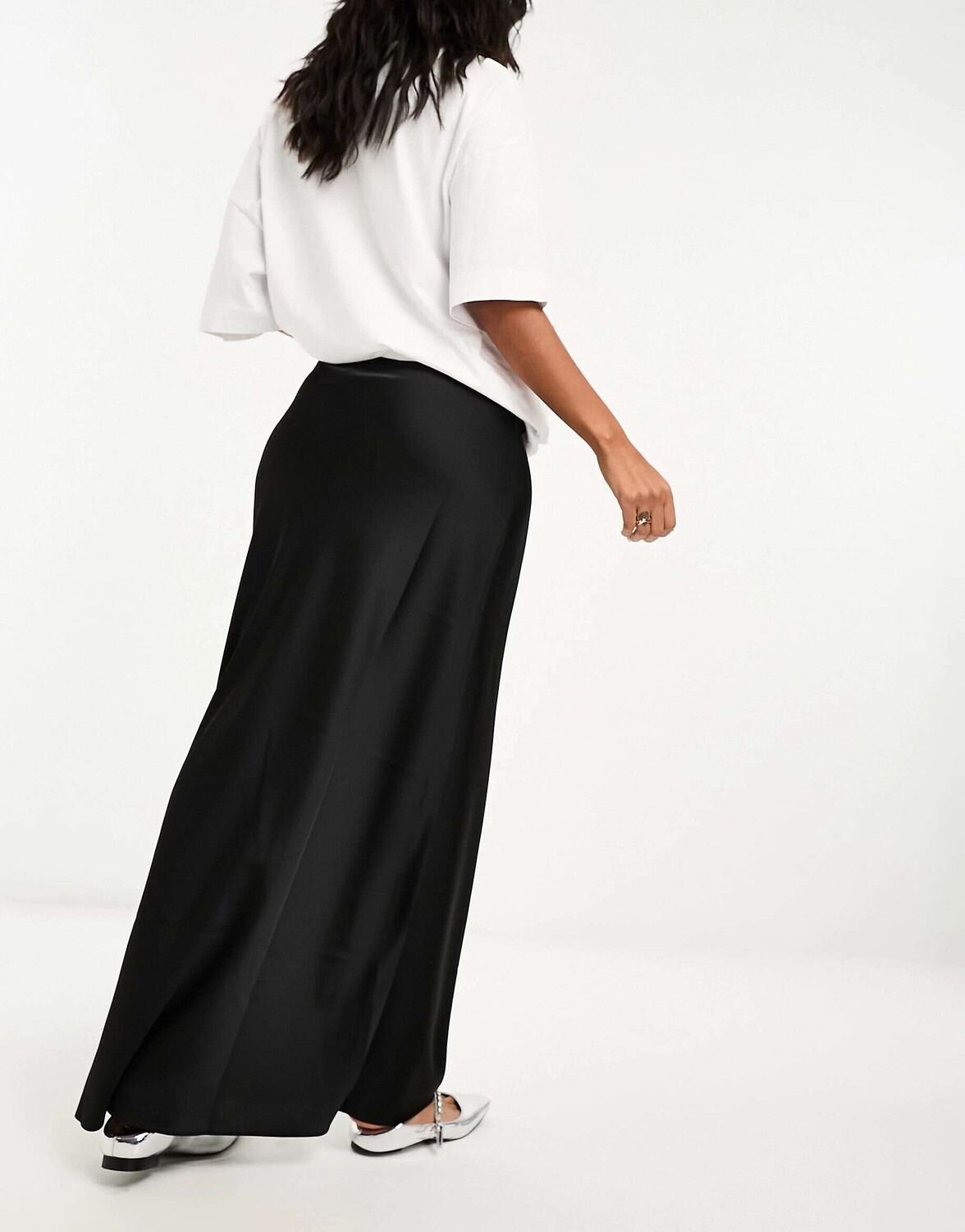 

Черная атласная юбка макси с завязкой на талии ASOS