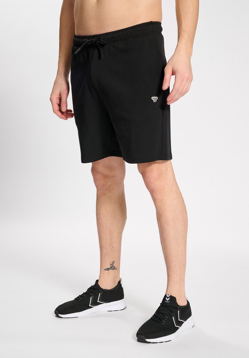 

Спортивные шорты Hummel