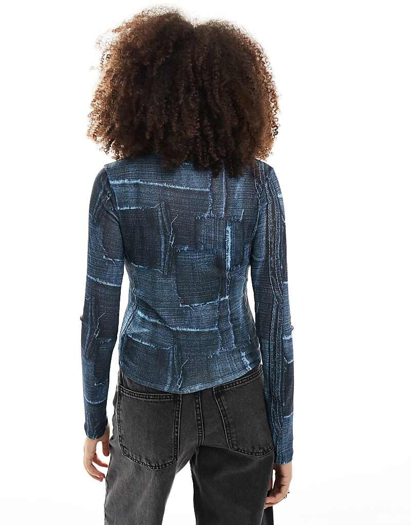 

ASOS DESIGN – Укороченная футболка из синего денима с длинными рукавами и графическим узором в стиле пэчворк