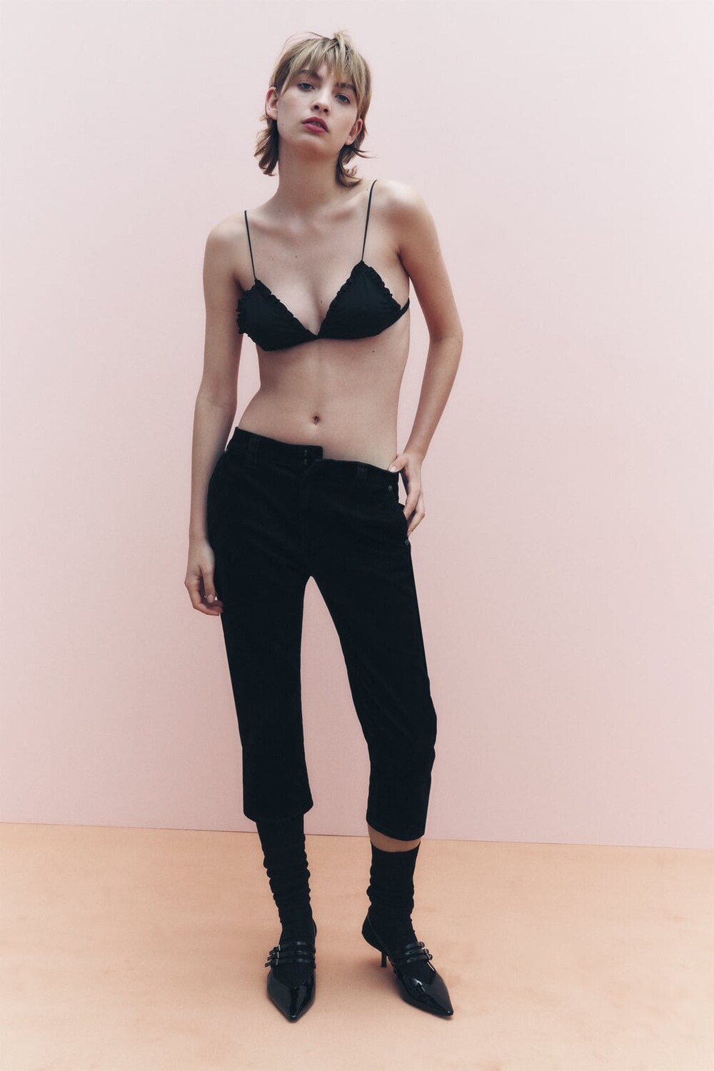 

Бюстгальтер без косточек с треугольными оборками ZARA, черный