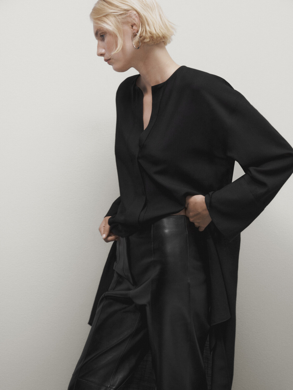 

Черные брюки из кожи наппа Massimo Dutti, черный