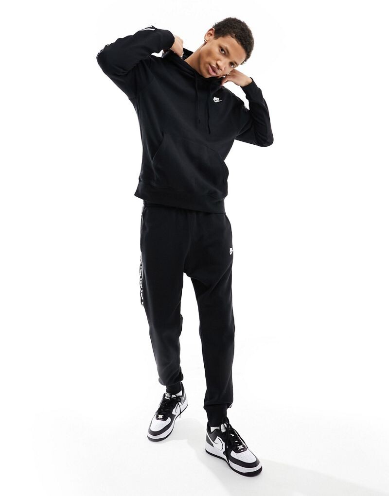 

Nike Club – черный спортивный костюм с полосками