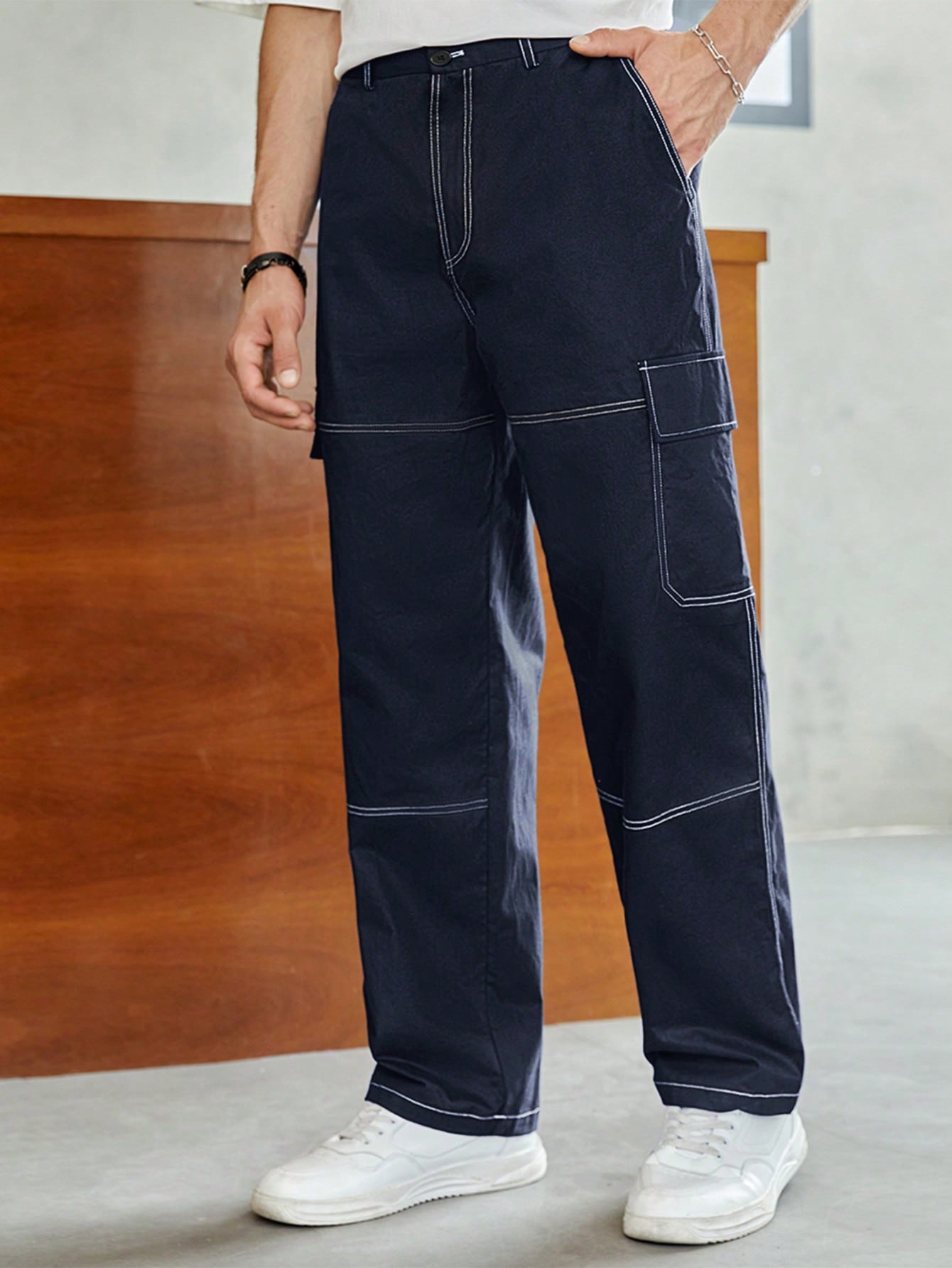Мужские повседневные тканые брюки-карго Manfinity Hypemode с контрастной строчкой и множеством карманов, темно-синий фото