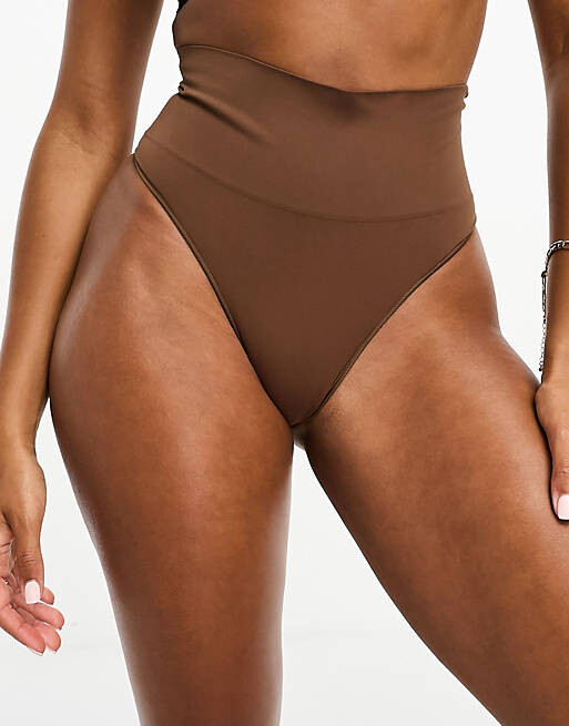 

Коричневые бесшовные корректирующие стринги Spanx
