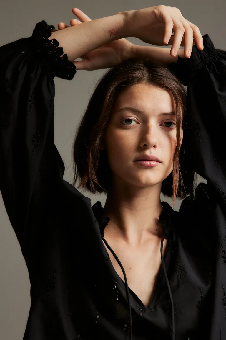

Блузка с английской вышивкой H&M, черный
