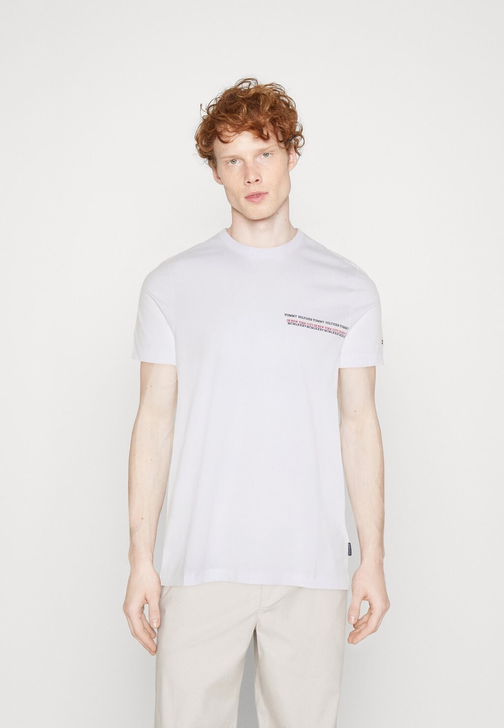 

Базовая футболка SMALL CHEST STRIPE MONOTYPE TEE Tommy Hilfiger, цвет white