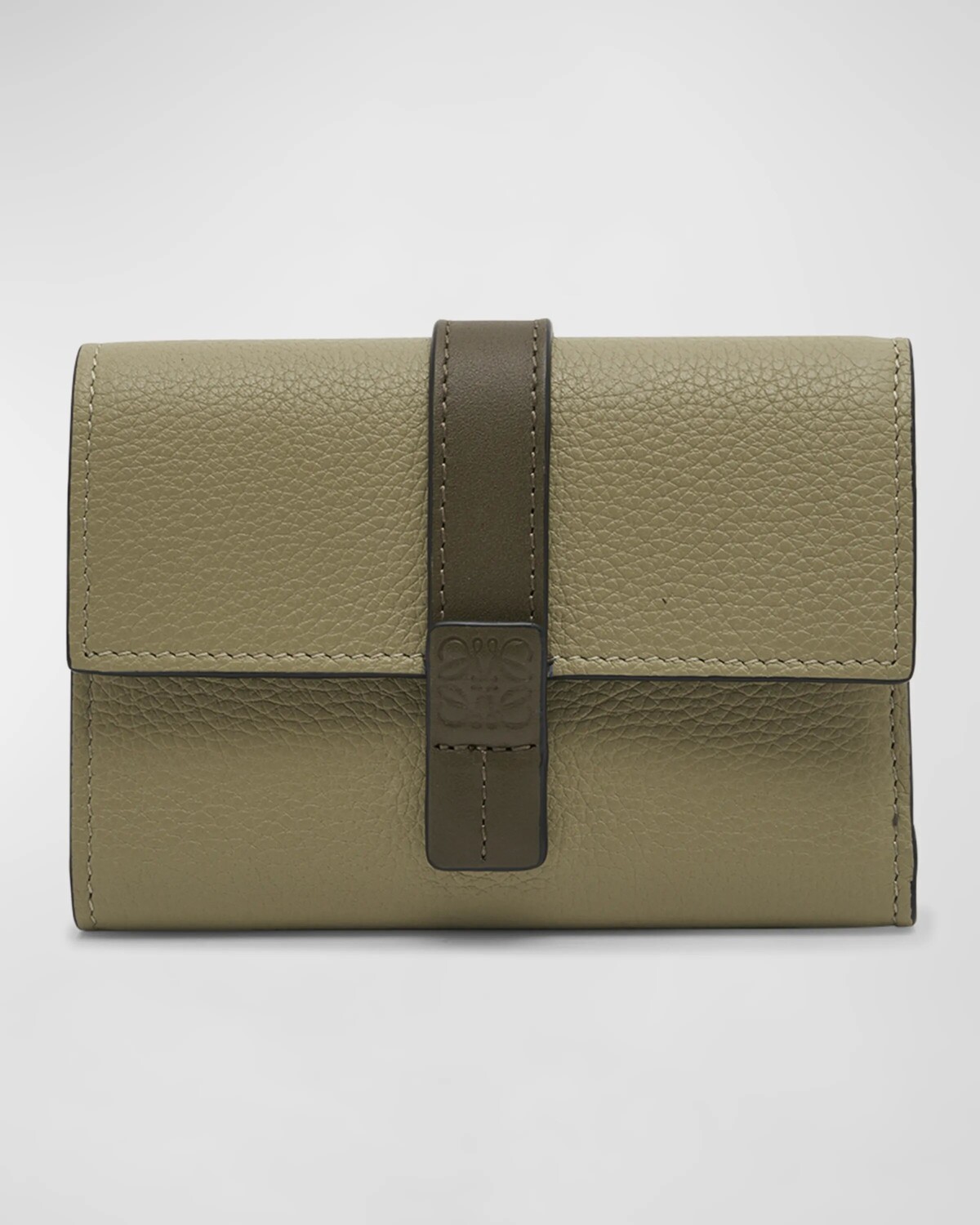 

Кошелек тройного сложения из зерненой кожи Loewe, цвет Sage Green/Dark Khaki Green