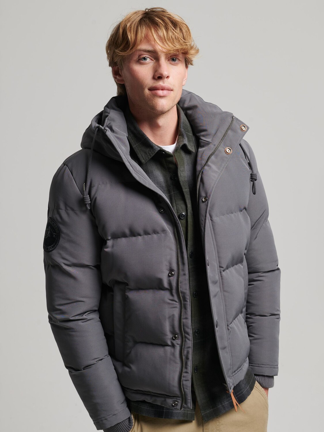 

Пуховик с капюшоном Superdry Everest, темно-серый