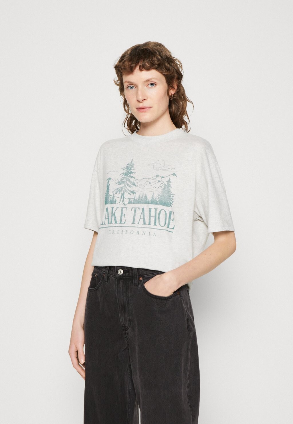 

Футболка с принтом Abercrombie & Fitch