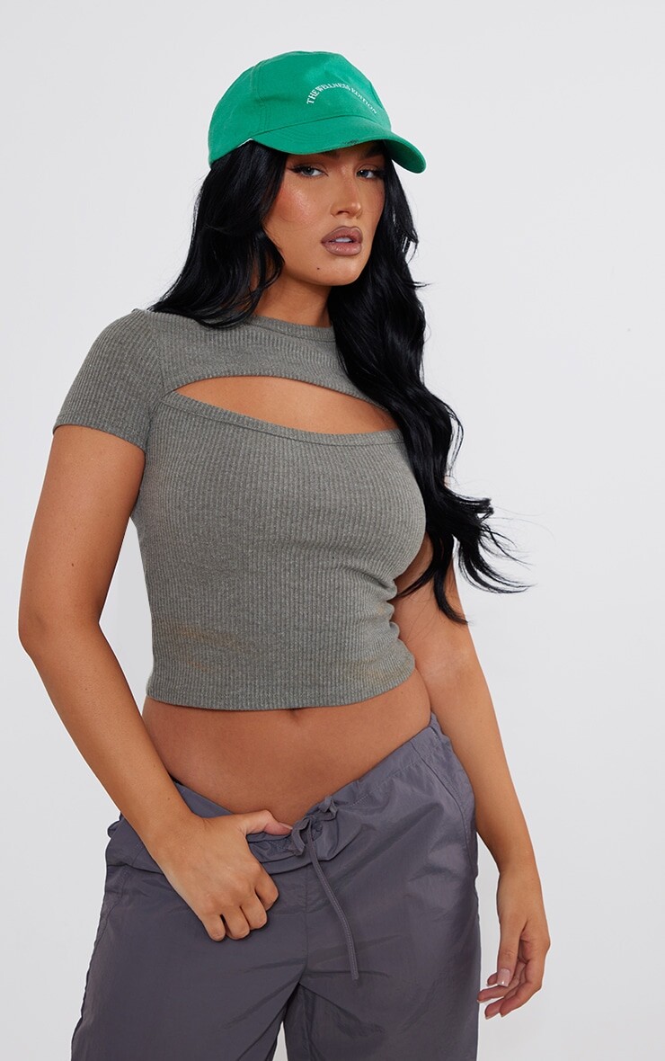 

PrettyLittleThing Серый топ с короткими рукавами и вырезом в рубчик спереди