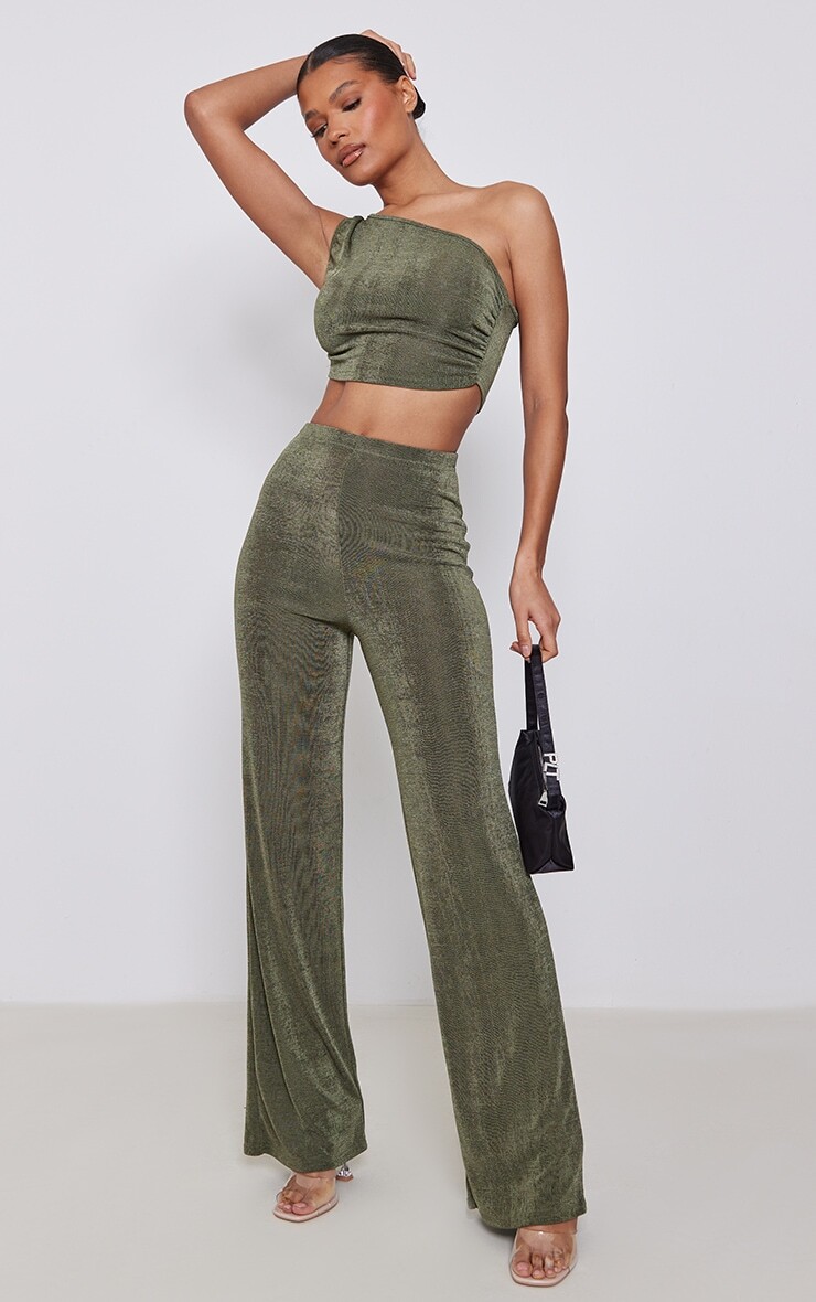 

PrettyLittleThing Облегающие широкие брюки цвета хаки из ацетата