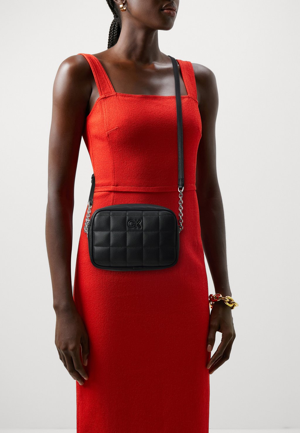 Сумка через плечо SQUARE QUILT CAMERA BAG Calvin Klein, черный цена и фото