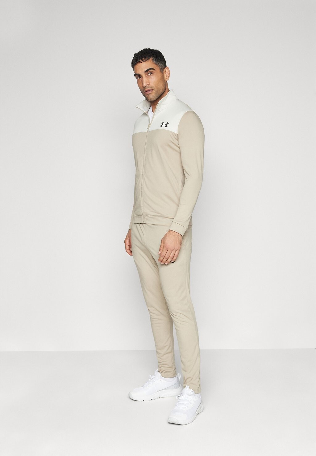 

Спортивный костюм EMEA TRACKSUIT NOVELTY Under Armour, цвет city khaki/summit white/black