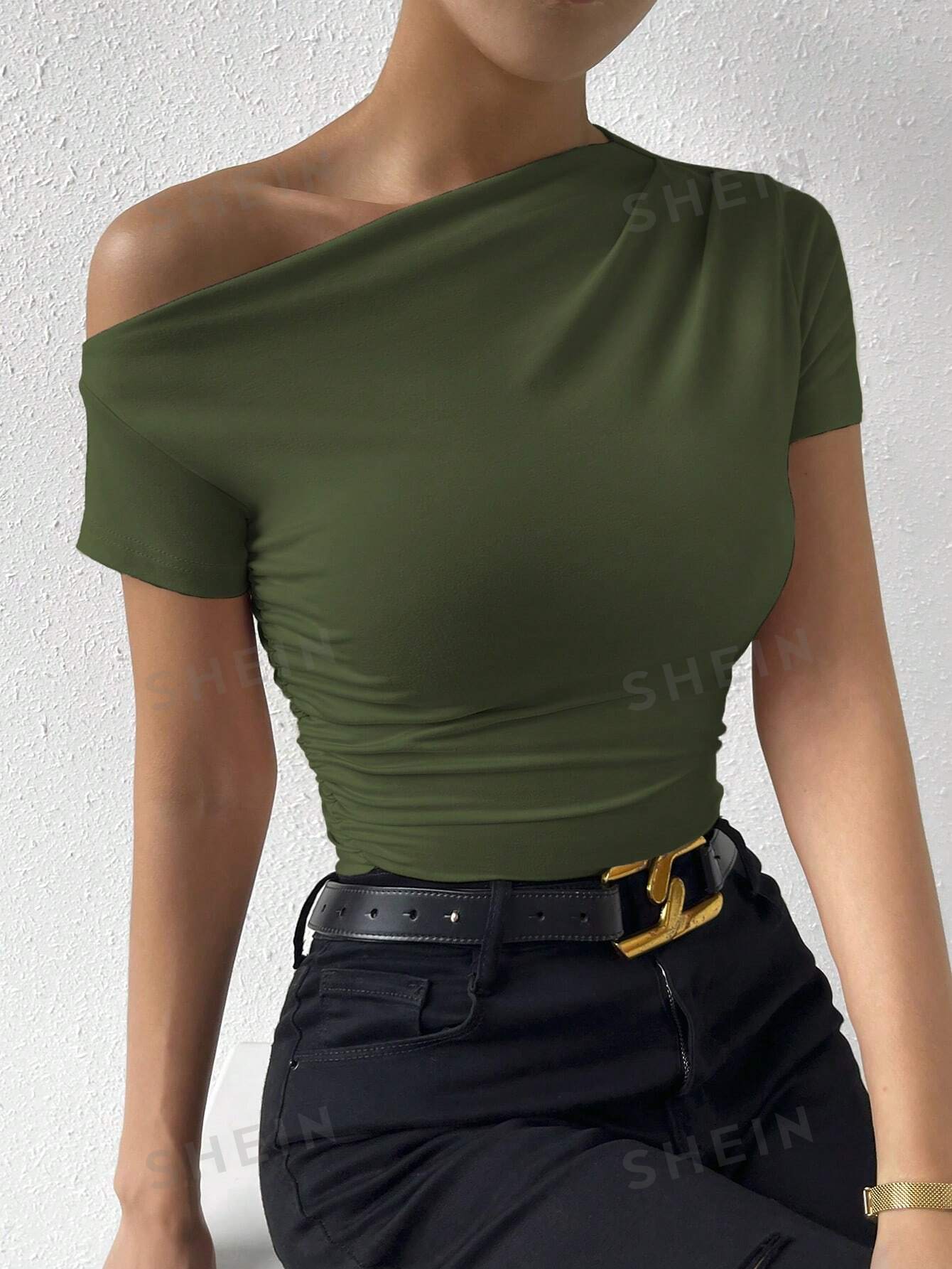 SHEIN Privé Однотонная плиссированная футболка узкого кроя с асимметричным воротником, армейский зеленый