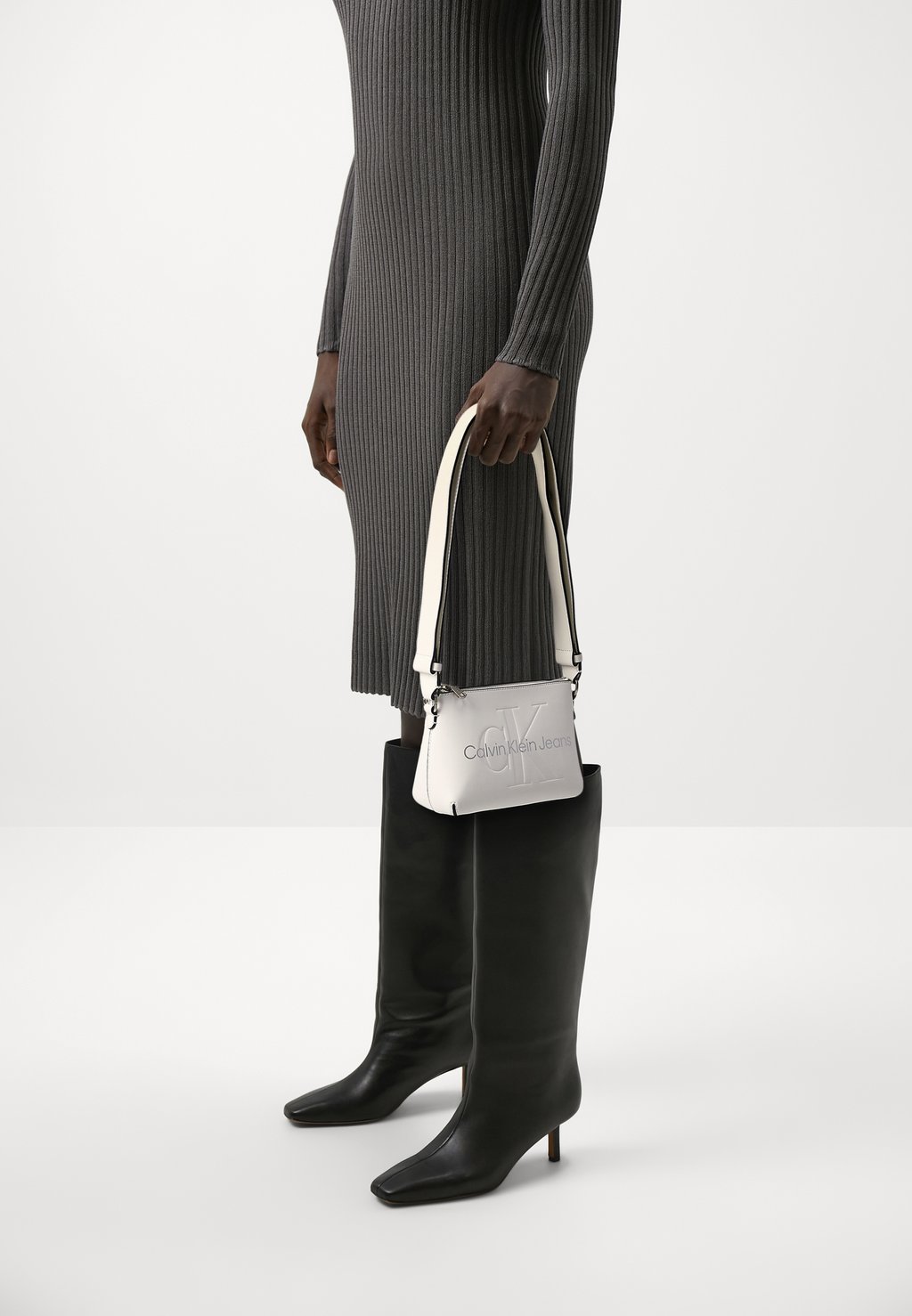 Сумка через плечо SCULPTED CAMERA POUCH MONO Calvin Klein Jeans, цвет white/silver logo