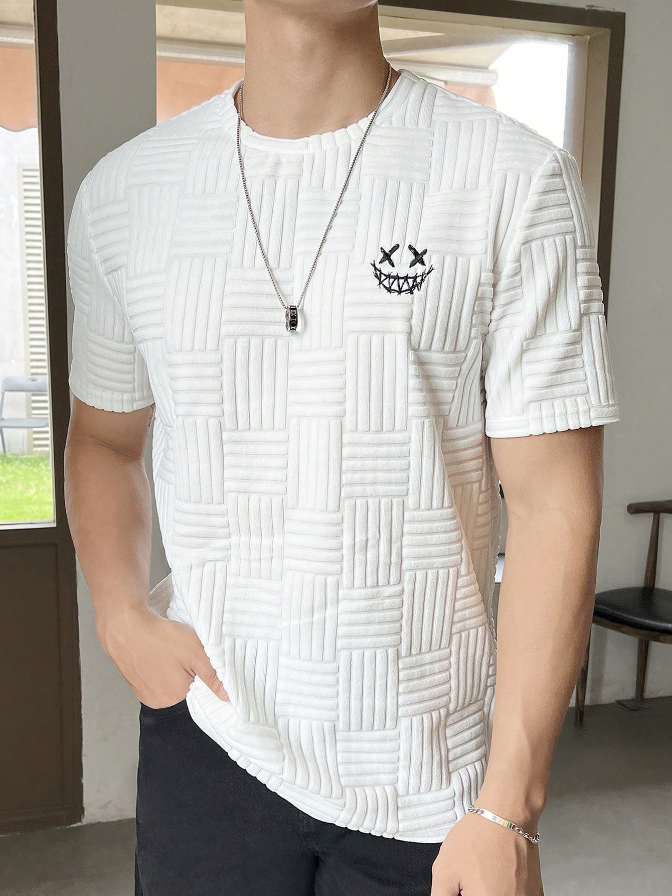Мужская текстурированная футболка Manfinity Hypemode с вышитым выражением лица, белый
