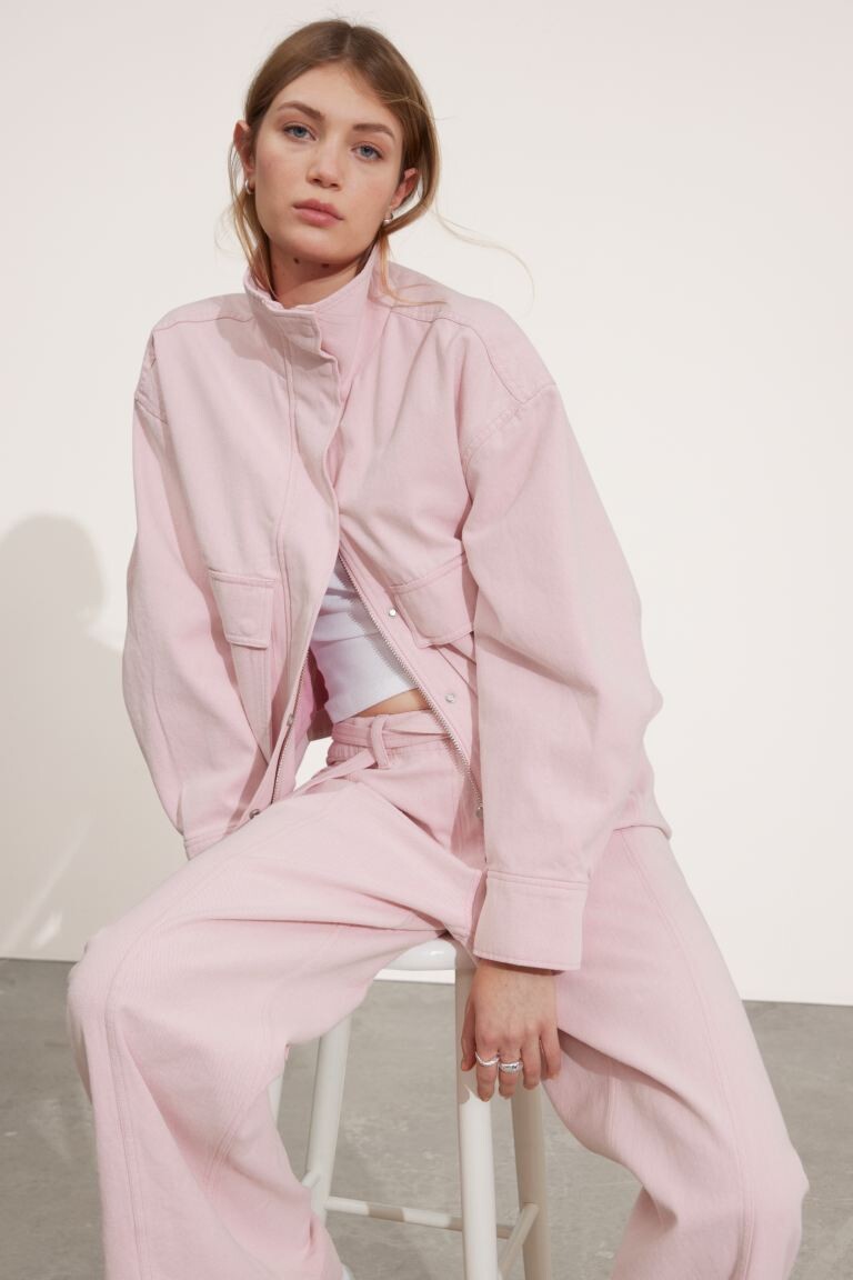

Куртка с накладными карманами и другими историями H&M, розовый