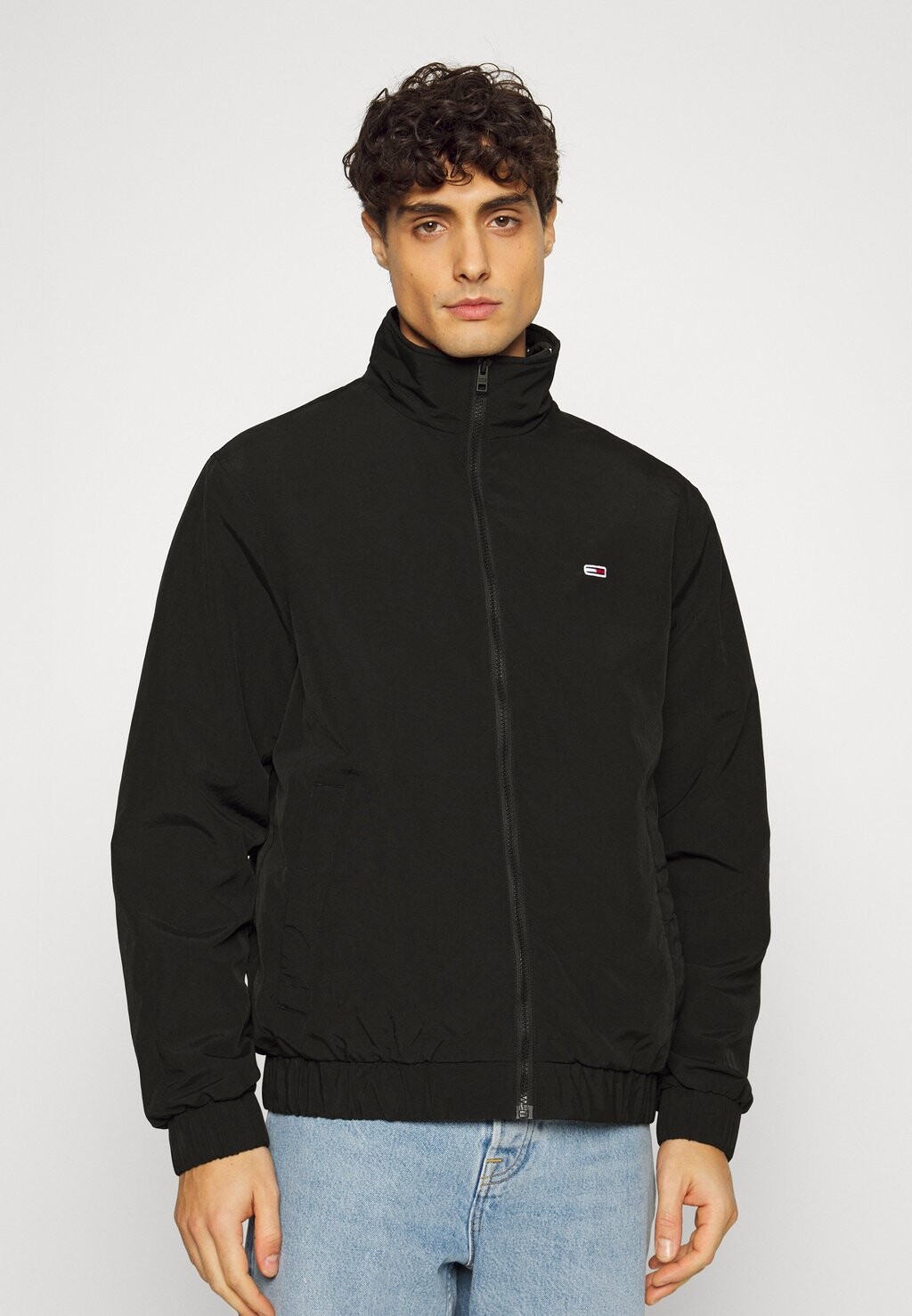 

Легкая куртка Tommy Jeans
