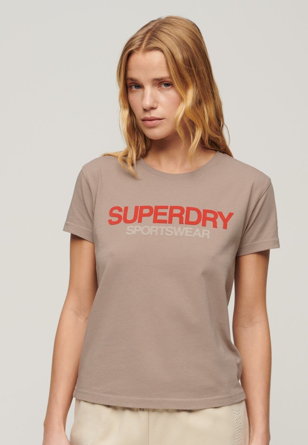 

Футболка с принтом LOGO Superdry, бежевый