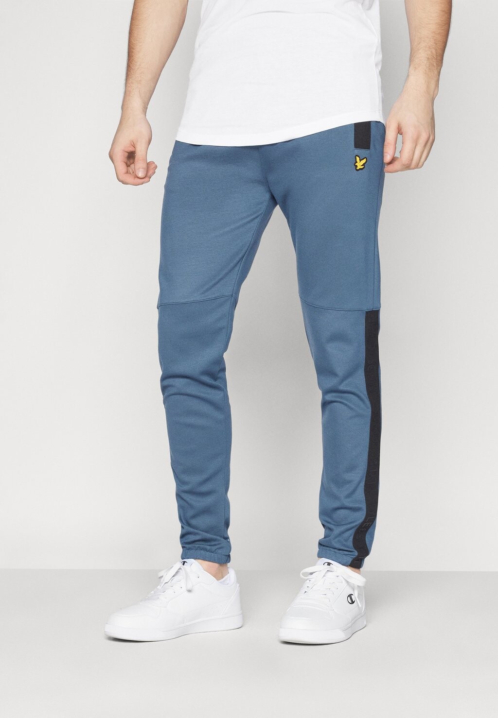 

Спортивные брюки POCKET BRANDED TRACKIES Lyle & Scott, цвет light navy