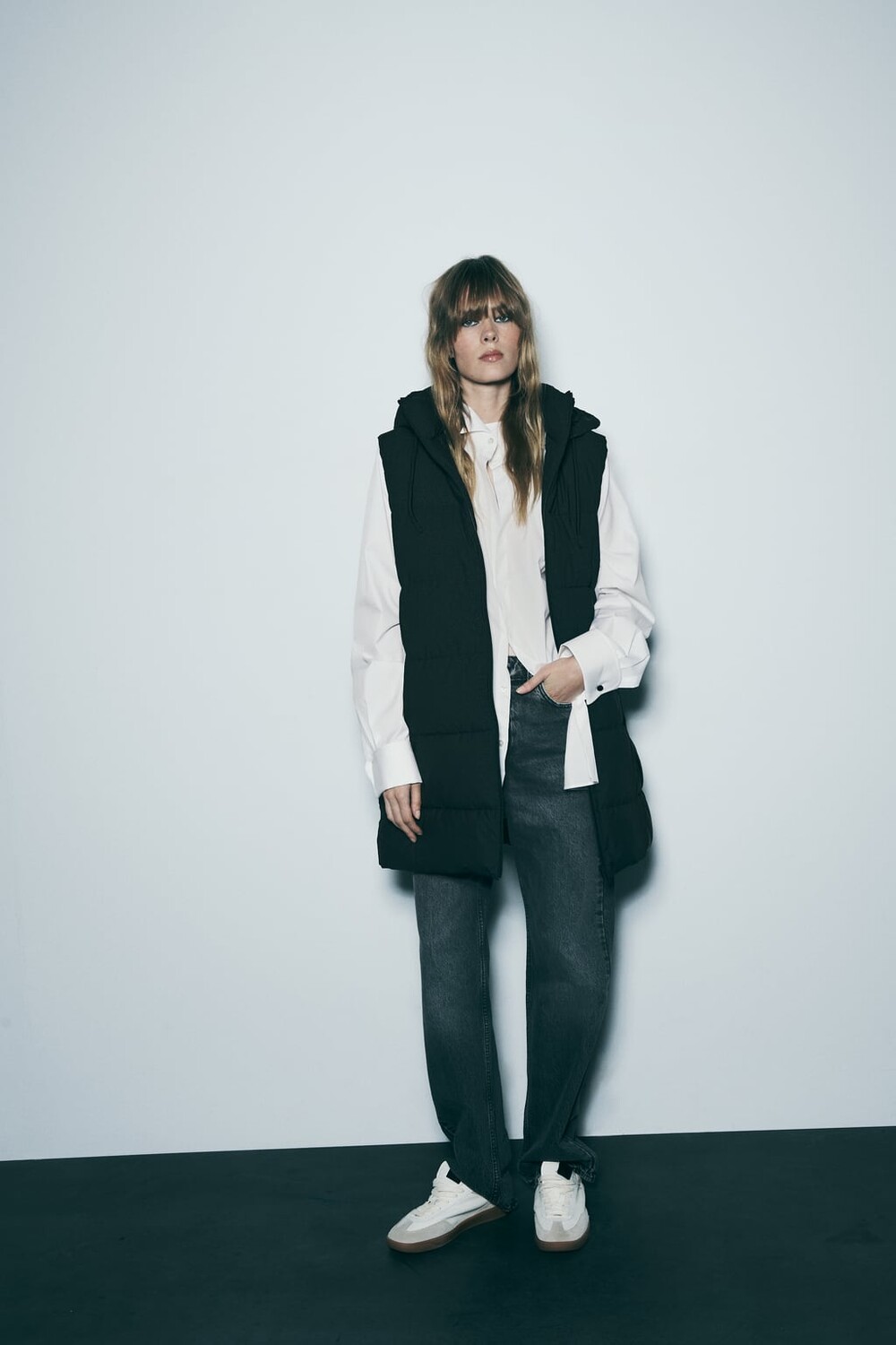 

Прорезиненный пуховик с капюшоном ZARA, черный