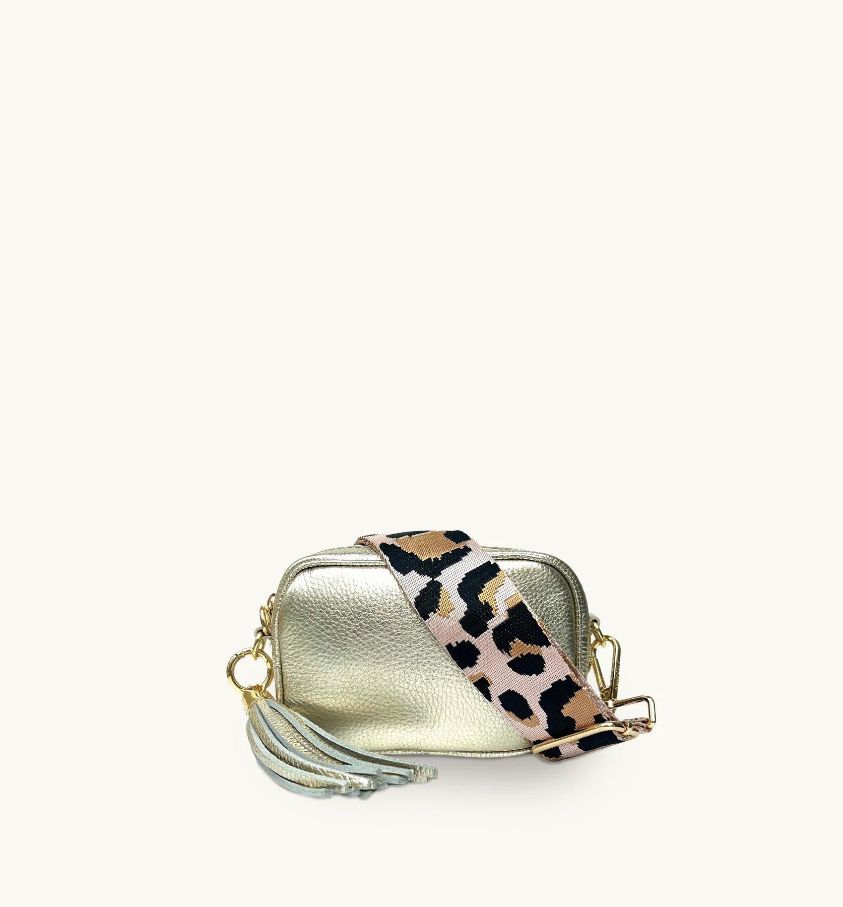 цена Золотая кожаная сумка для телефона Mini с кисточками и бледно-розовым леопардовым ремешком Apatchy London, золото