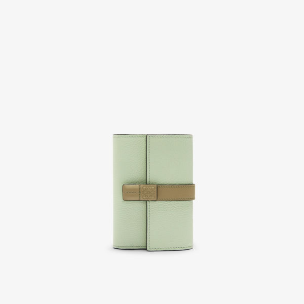 цена Маленький вертикальный кожаный кошелек Loewe, зеленый