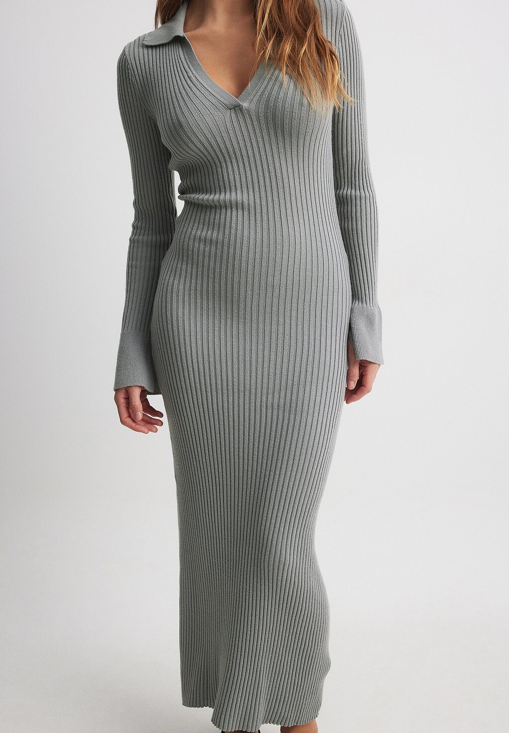

Платье трикотажное Mit Trompetenärmeln NA-KD, цвет grey