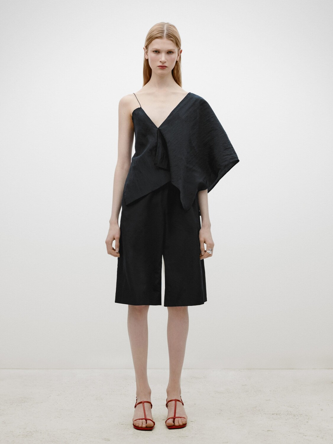 

Асимметричный топ из технического материала Massimo Dutti, черный